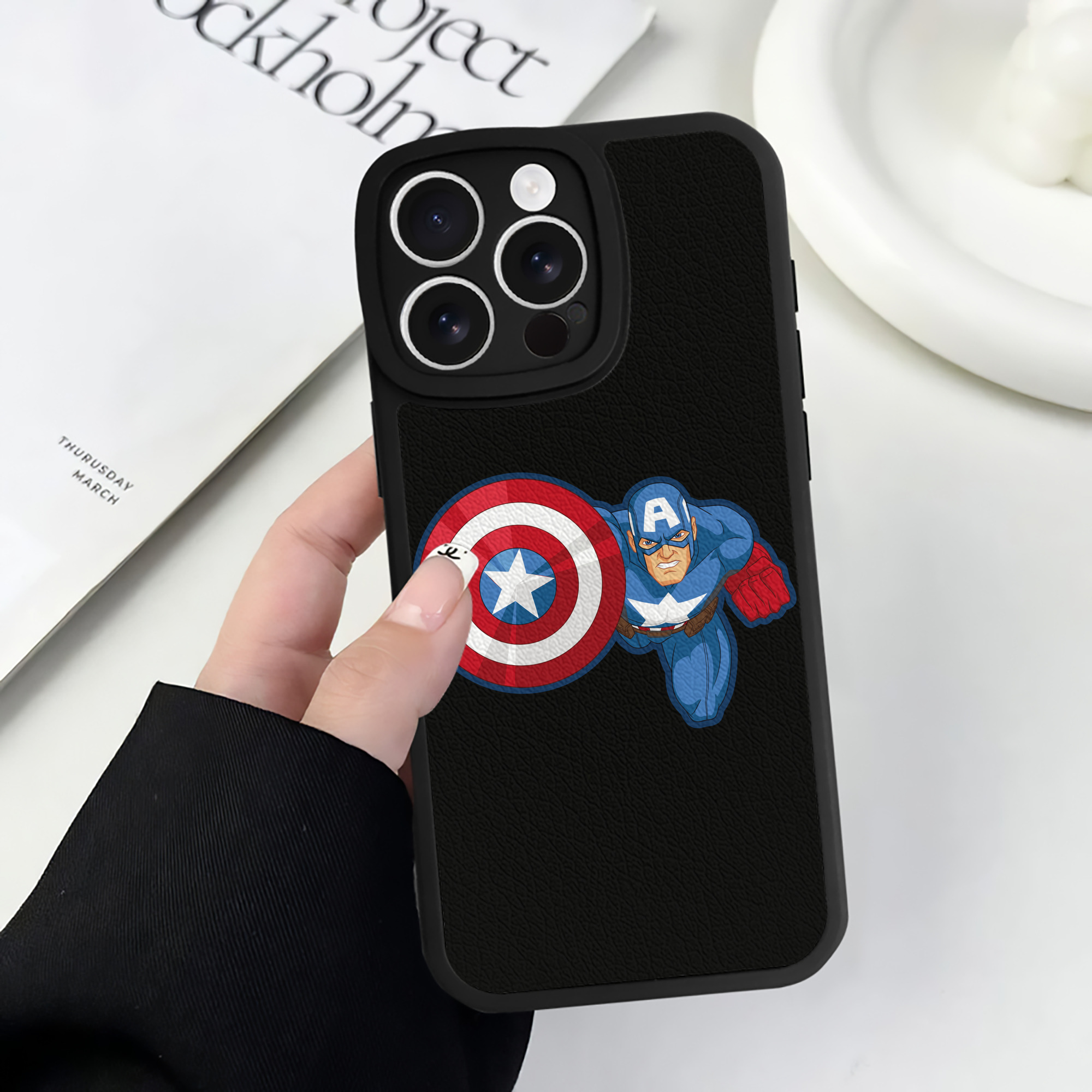 （画像用） アベンジャーズ The Avengers 【iPhone 16シリーズ対応】シリコンスマホケース（レザー調） 材質：シリコン